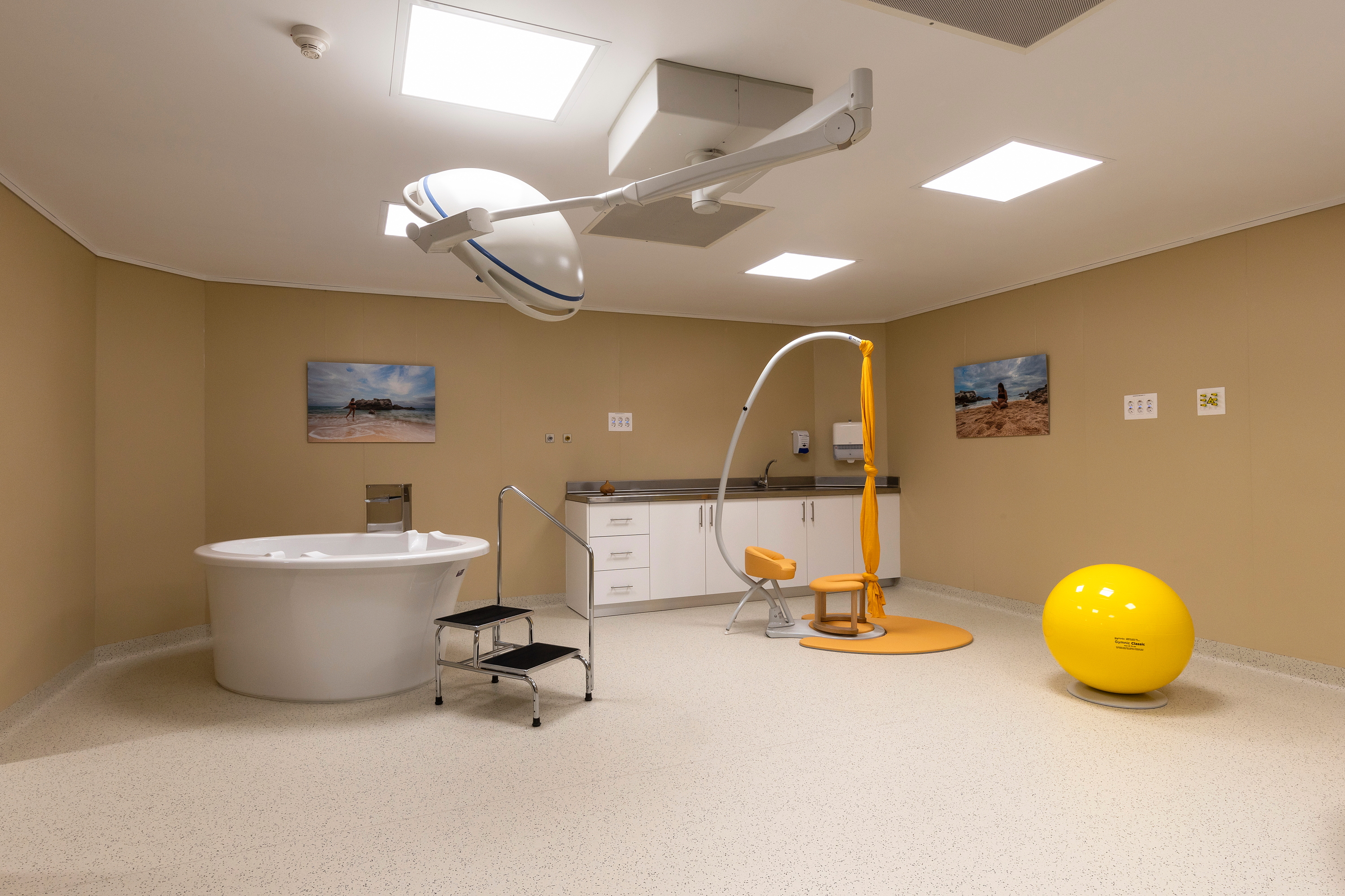 L�??Hospital Sant Jaume de Calella inaugura una sala de parts natural amb banyera per atendre parts a l�??aigua