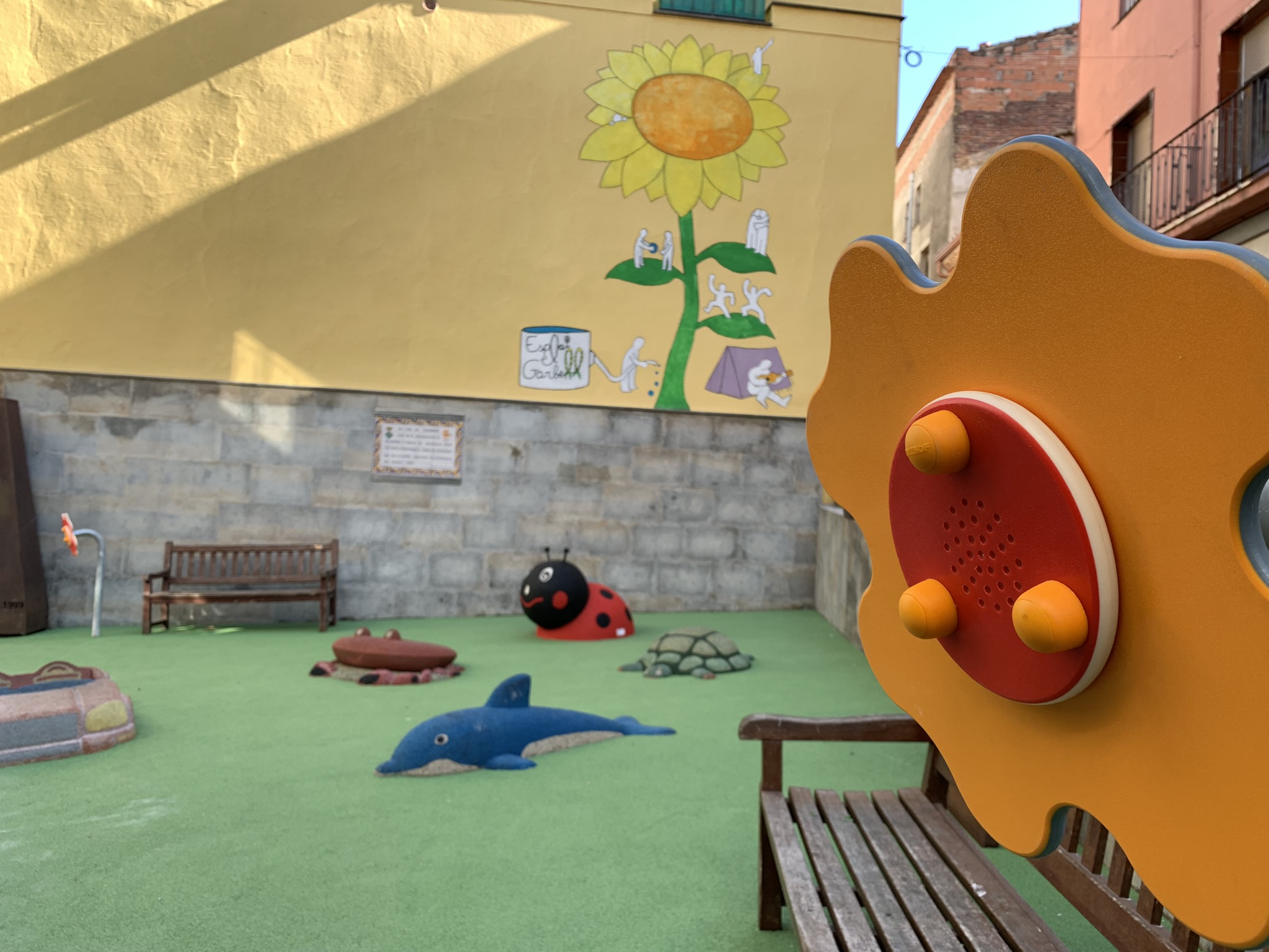 Finalitzats els treballs de remodelació i neteja de la plaça Joan Rabert
